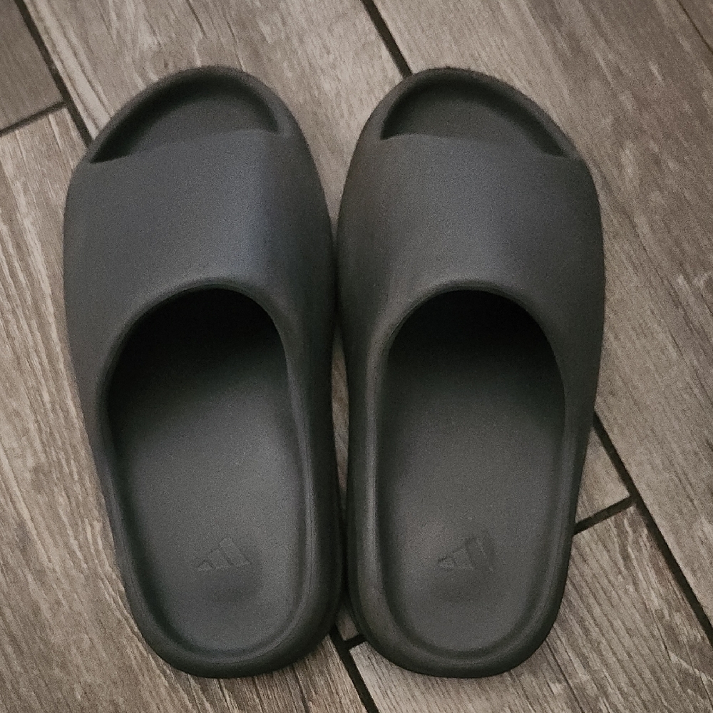 Adidas Boys Yeezy Slide Sandals in Charcoal - Picture 3 of 5